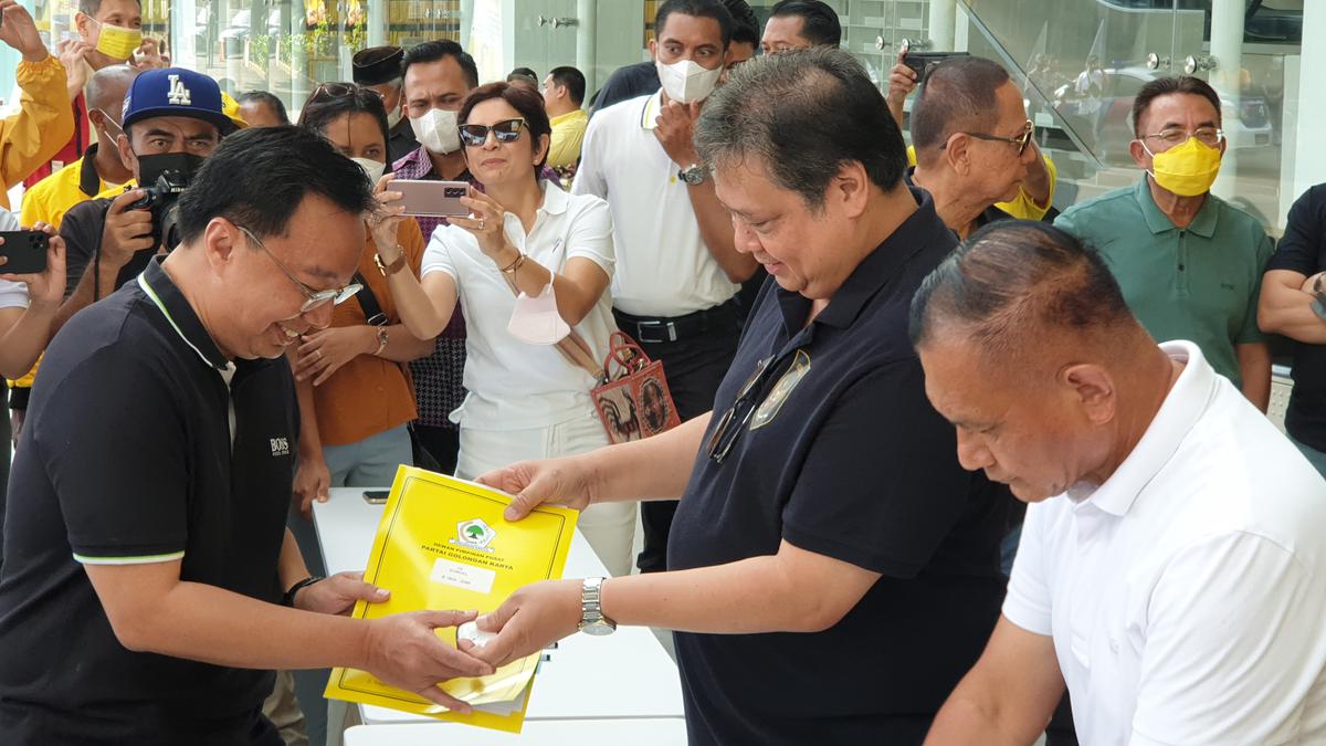 Ketum Golkar Serahkan 40 Mobil Listrik untuk DPD Se-Indonesia