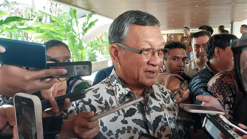 Menteri Energi dan Sumber Daya Mineral (ESDM) Arifin Tasrif ditemui di JCC Senayan, Jakarta, Rabu (14/8/2024). Arifin menjelaskan mengenai rencana suntik mati PLTU Suralaya. (arief/Liputan6.com)