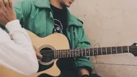 Bercinta Lewat Kata, Lirik, Chord, dan Kisah Cinta Mendalam dari Donne Maula