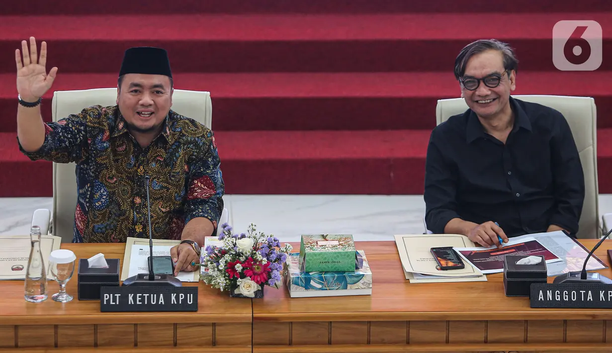 Plt Ketua Komisi Pemilihan Umum (KPU), Mochammad Afifuddin (kiri) bersama Komisioner KPU Yulianto Sudrajat memberikan paparan saat membuka acara Uji Publik Rancangan Peraturan KPU di gedung KPU Republik Indonesia, Jakarta, Jumat (12/7/2024). (Liputan6.com/Angga Yuniar)