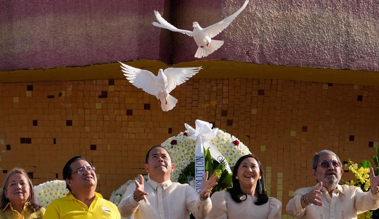 <p>Wali Kota Quezon City Joy Belmonte (kedua dari kanan) melepaskan merpati putih dalam upacara peringatan 37 tahun kudeta hampir tak berdarah yang dikenal sebagai revolusi "People Power" untuk menggulingkan mendiang diktator Filipina Ferdinand Marcos dari kekuasaan 20 tahun di Monumen Kekuatan Rakyat, Kota Quezon, Filipina, Sabtu (25/2/2023). Ini adalah tahun pertama menandai peristiwa tersebut di bawah pemerintahan Marcos Jr. (AP Photo/Aaron Favila)</p>