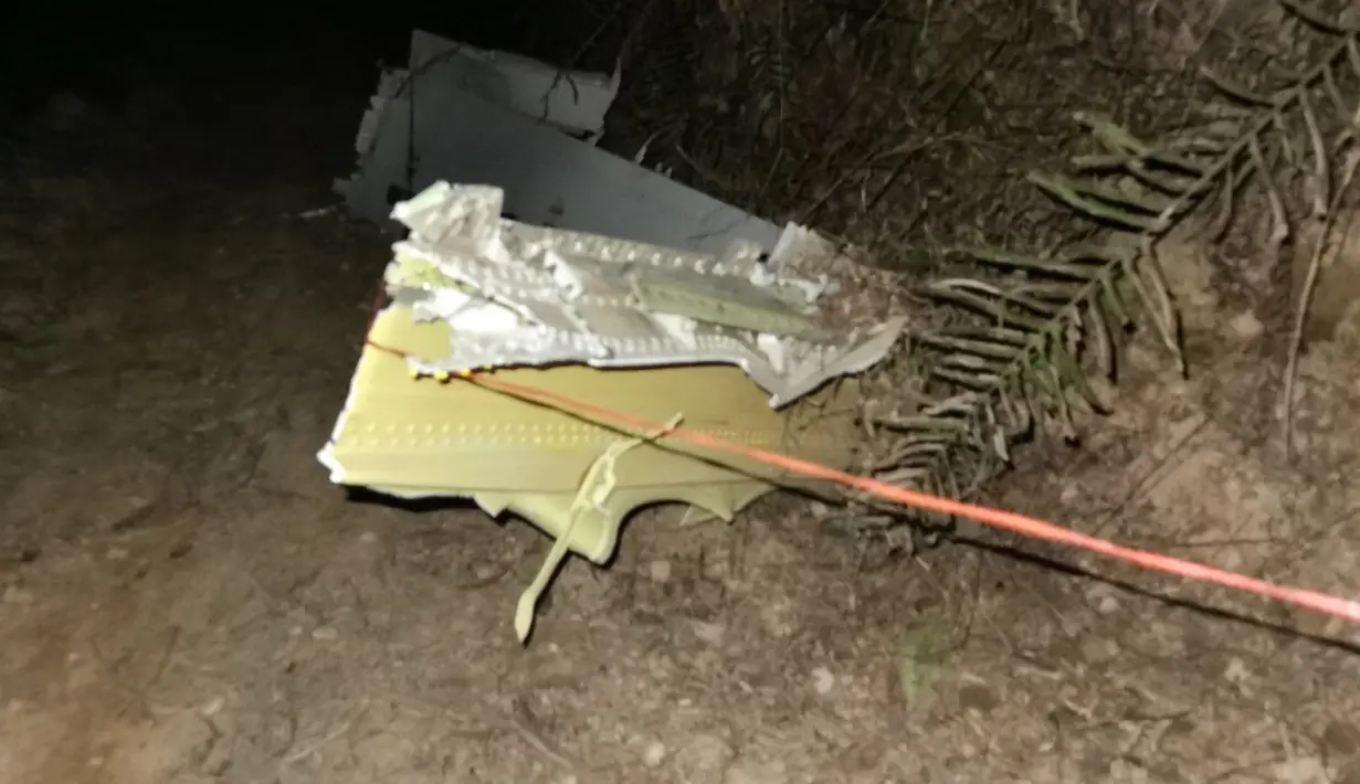 Puing-puing terlihat pada lokasi kecelakaan pesawat China Eastern Airlines di Tengxian, China, Senin (21/3/2022). Pesawat Boeing 737-800 milik China Eastern Airlines yang mengangkut 132 orang jatuh di pegunungan pada 21 Maret 2022. (STR/AFP)