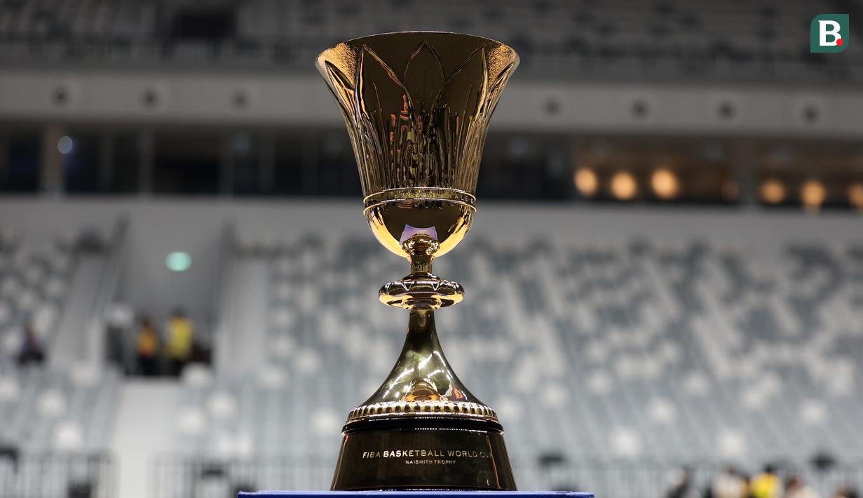 Trofi Piala Dunia Basket atau sering disebut Naismith Trophy saat dipajang pada peresmian Indonesia Arena pada Senin (07/08/2023) di Senayan, Jakarta. (Bola.com/Bagaskara Lazuardi)