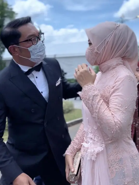 Berpose mesra dengan sang suami, Atalia kembali terlihat mengenakan kebaya bernuansa merah muda. Kebaya ini memiliki bordir dan payet-payet yang mempercantik keseluruhan tampilannya. Foto: Instagram.