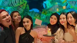 Sudah seperti keluarga, kebersamaan Dara Arafah bareng sahabatnya ini penuh dengan kehangatan. Dalam keterangan unggahannya, Dara Arafah menuliskan terima kasih kepada sahabat tercintanya karena sudah membuat usia 25 tahunnya jadi momen yang tak terlupakan. Ucapan selamat ulang tahun untuk Dara Arafah ramai disampaikan oleh penggemar. (Liputan6.com/IG/@daraarafah)