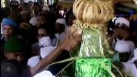 Warga Klaten rayakan tradisi Saparan Yaqowiyu dengan berebut kue apem