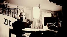 Sebuah galeri foto yang dimiliki Institut Prancis di Spanyol mengadakan pameran foto Zinedine Zidane. Fotografer bernama Philippe Bordas mengungkap momen privat 100 hari jelang Zidane pensiun sebagai pesepak bola di Real Madrid.