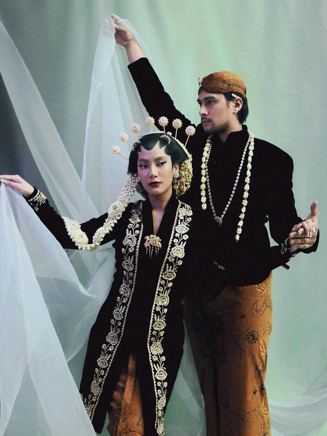 7 Potret Post Wedding Tara Basro dan Daniel Adnan, Kental Nuansa Adat