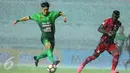 Pemain PS TNI, Soonhak Hong (kiri) mencoba menembus kawalan pemain Persiba dilanjutan Liga 1 Indonesia di Stadion Pakansari, Kab Bogor, Jumat (5/5). Laga kedua tim berakhir imbang 1-1. (Liputan6.com/Helmi Fithriansyah)