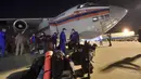 Pegawai Darurat Rusia menunggu dekat pesawat kargo setibanya mereka di sebuah bandara di Beirut, Lebanon, Rabu (5/8/2020). Rusia mengirim lima paket bantuan ke Lebanon setelah ledakan besar di Pelabuhan Beirut. (AP Photo/Ministry of Emergency Situations press service via AP)