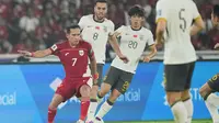 Pemain Indonesia, Egy Maulana Vikri (kiri), berebut bola dengan pemain&nbsp;China,&nbsp;Sai Erjiniao (tengah) dan Liu Chengyu (kanan), dalam pertandingan kualifikasi Piala Dunia 2026 Grup C Asia di Stadion Utama Gelora Bung Karno, Jakarta, Indonesia, Kamis, 5 Juni 2025. (Foto AP/Tatan Syuflana)