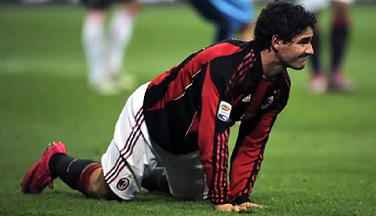 Alexandre Pato meringis kesakitan ketika AC Milan menjamu Palermo pada laga Serie A di San Siro, Milan, 10 November 2010. AFP PHOTO/OLIVIER MORIN