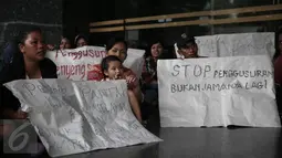 Masyarakat Nelayan Dadap membawa spanduk saat menggelar aksi unjuk rasa didepan kantor Ombudsman RI, Jakarta, (20/5/2016). Bupati Kabupaten Tangerang diduga melakukan pelanggaran maladministrasi terkait penggusuran dadap. (Liputan6.com/Faizal Fanani)