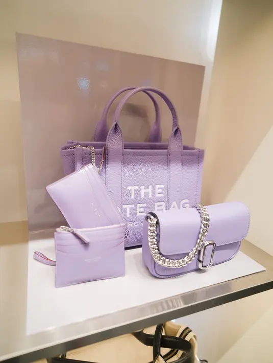 Selain itu, J Marc juga memiliki tambahan fungsi pada fitur kompartemen. Seperti Back Pocket, Inside Zip Pocket, dan 3 Card Slots. Plus, kita bisa memilih size yang terdiri dari The Shoulder Bag dan The Mini Shoulder Bag. [Marc Jacobs]