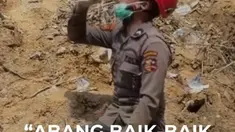 Seorang relawan anggota polri di lokasi banjir memastikan dirinya dalam keadaan aman sembari meminta keluarga di rumah tidak cemas. Ia menyebut tak sendiri, bersama banyak orang baik yang saling membantu menyalurkan bantuan dan menguatkan warga terdampak. Meski berat, mereka bertahan bersama, ber...