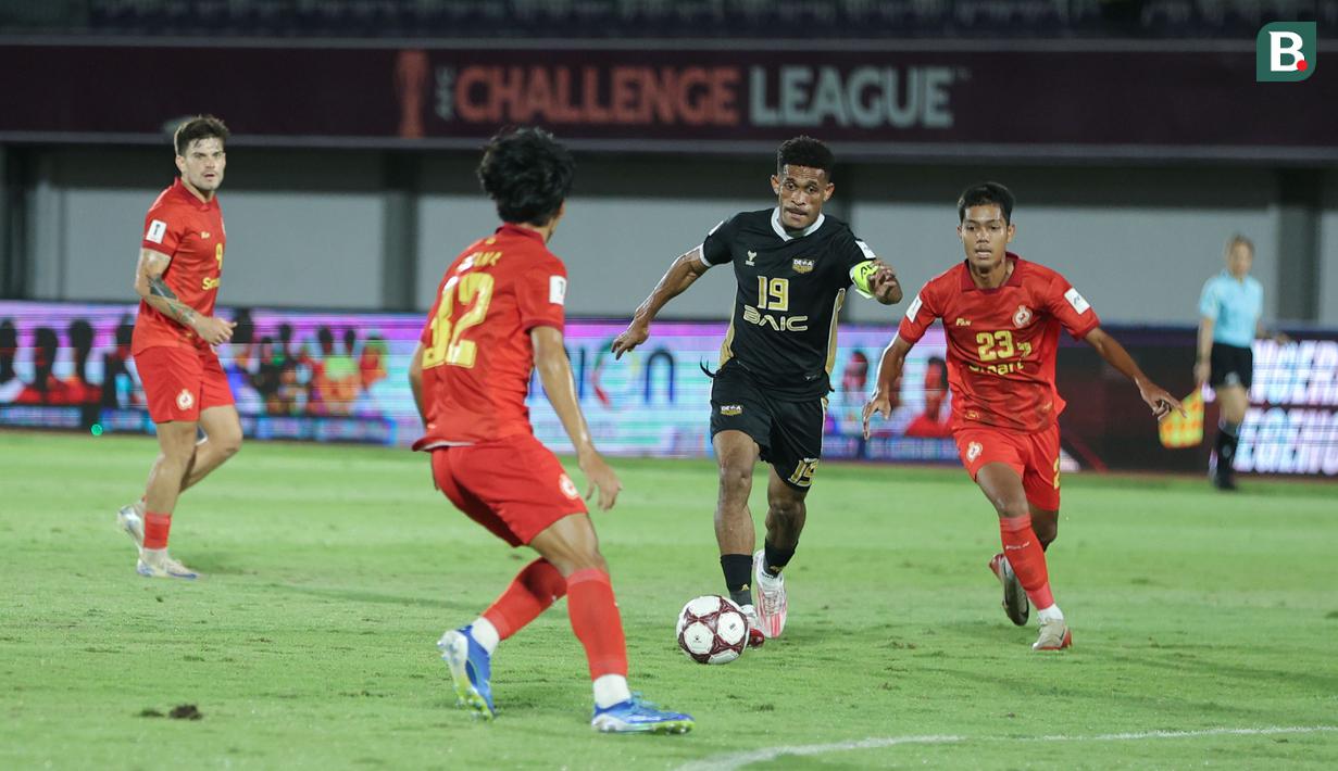 Pemain Dewa United, Ricky Kambuaya, berusaha melewati pemain Phnom Penh Crown pada laga matchday pertama grup E AFC Challenge League di Indomilk Arena, Tangerang, Minggu (26/10/2025). (Bola.com/M Iqbal Ichsan)