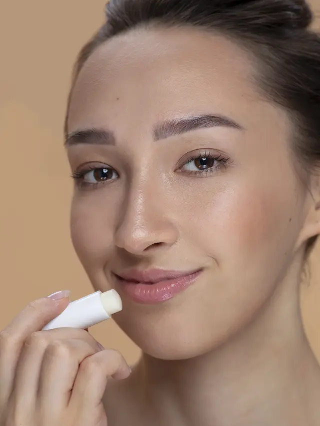 Ilustrasi perempuan menggunakan lip balm