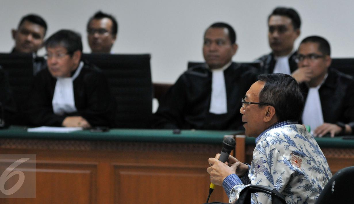 Mantan Menteri ESDM Jero Wacik saat mengikuti sidang dengan agenda pembacaan putusan sela di Pengadilan Tipikor, Jakarta, Selasa (6/10/2015). Pada sidang tersebut Majelis hakim menolak nota keberatan Jero Wacik. (Liputan6.com/Andrian M Tunay)