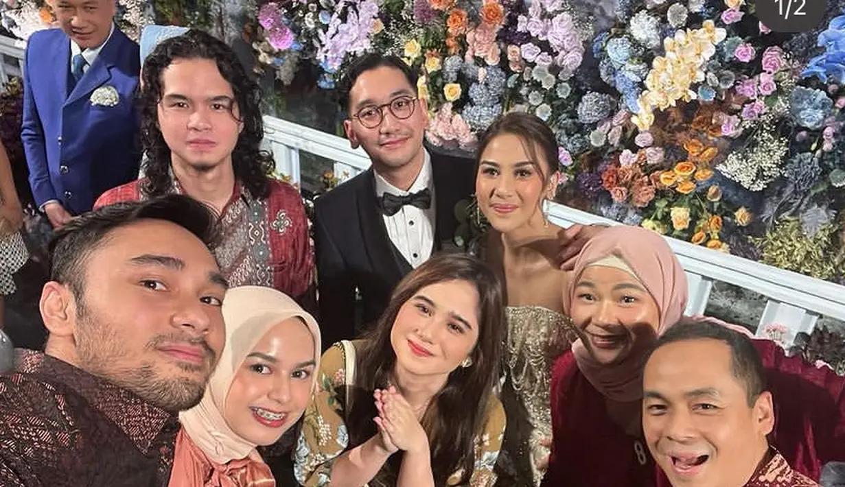 <p>Achmad Megantara juga hadir mengenakan atasan kemeja bermotif warna coklat. Didampingi istrinya yang mengenakan busana warna peach. [@tissabiani]</p>