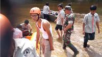 Ketahuan membolos, siswa SMA mencemplungkan diri ke sungai agar lolos dari kejaran Satpol PP. (Liputan6.com/Reza Efendi)