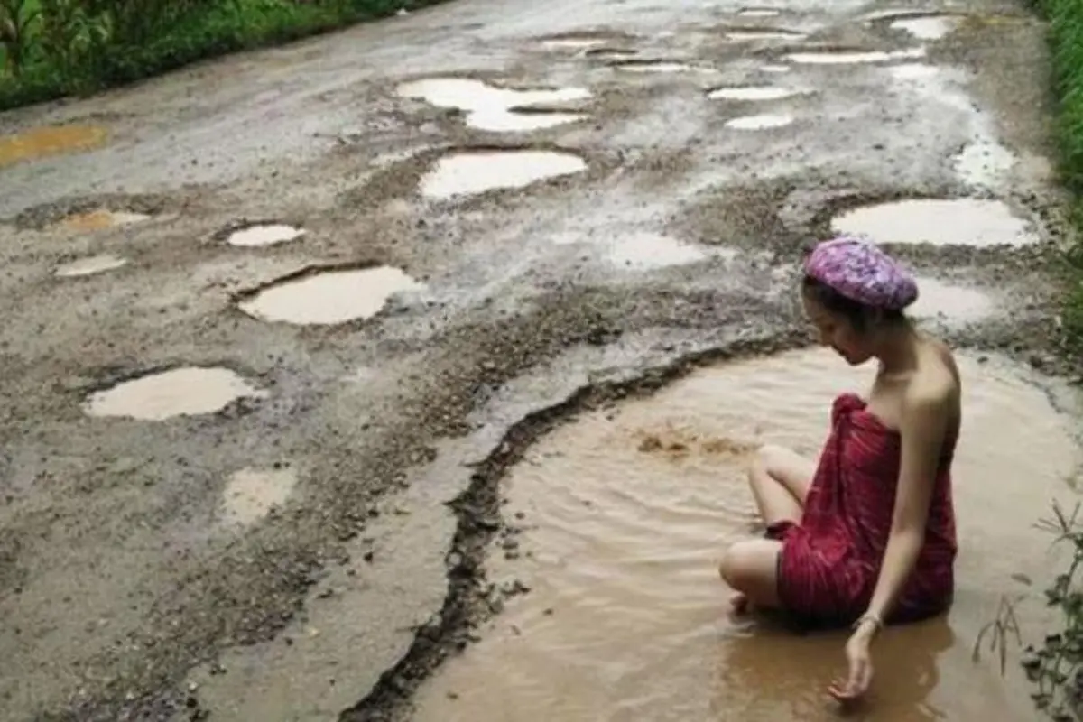 Mandi di Kubangan Lumpur, Cewek Ini Punya Alasan yang Bikin Salut