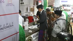 Presiden Jokowi mengambil minuman di Pondok Pesantren Miftahul Huda, Tasikmalaya, Jawa Barat, Rabu (27/2). Kedatangan Jokowi merupakan bagian dari rangkaian Penyaluran KUR Ketahanan pangan dan aksi ekonomi untuk rakyat. (Liputan6.com/Angga Yuniar)