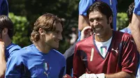 Ekspresi Gianluigi Buffon dan Francesco Totti dalam kesempatan membela Italia di Piala Dunia 2006. (PATRICK HERTZOG / AFP)