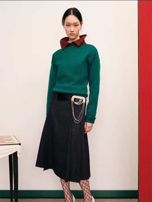 Rok A-line dan celana wol dipadukan dengan ikat pinggang berlian imitasi, dan kantong bermanik-manik tangan diikatkan di pinggang seperti jimat. Dok. Tory Burch