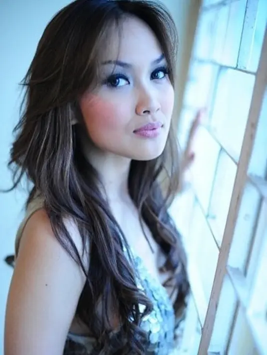 Penampilan Sara Wijayanto dengan rambut panjangnya ini pun sukses membuat banyak netizen pangling. Bahkan, tak sedikit pula yang kembali bernostalgia dengan penampilan lawasnya. (Liputan6.com/IG/@sarawijayanto)