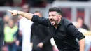 Pelatih AC Milan, Gennaro Gattuso saat mengintruksikan para pemainnya saat bertanding melawan Benevento pada lanjutan Liga Serie A Italia di Italia (3/12). AC Milan bermain imbang 2-2 dari tim juru kunci tersebut. (AFP Photo/Carlo Hermann)