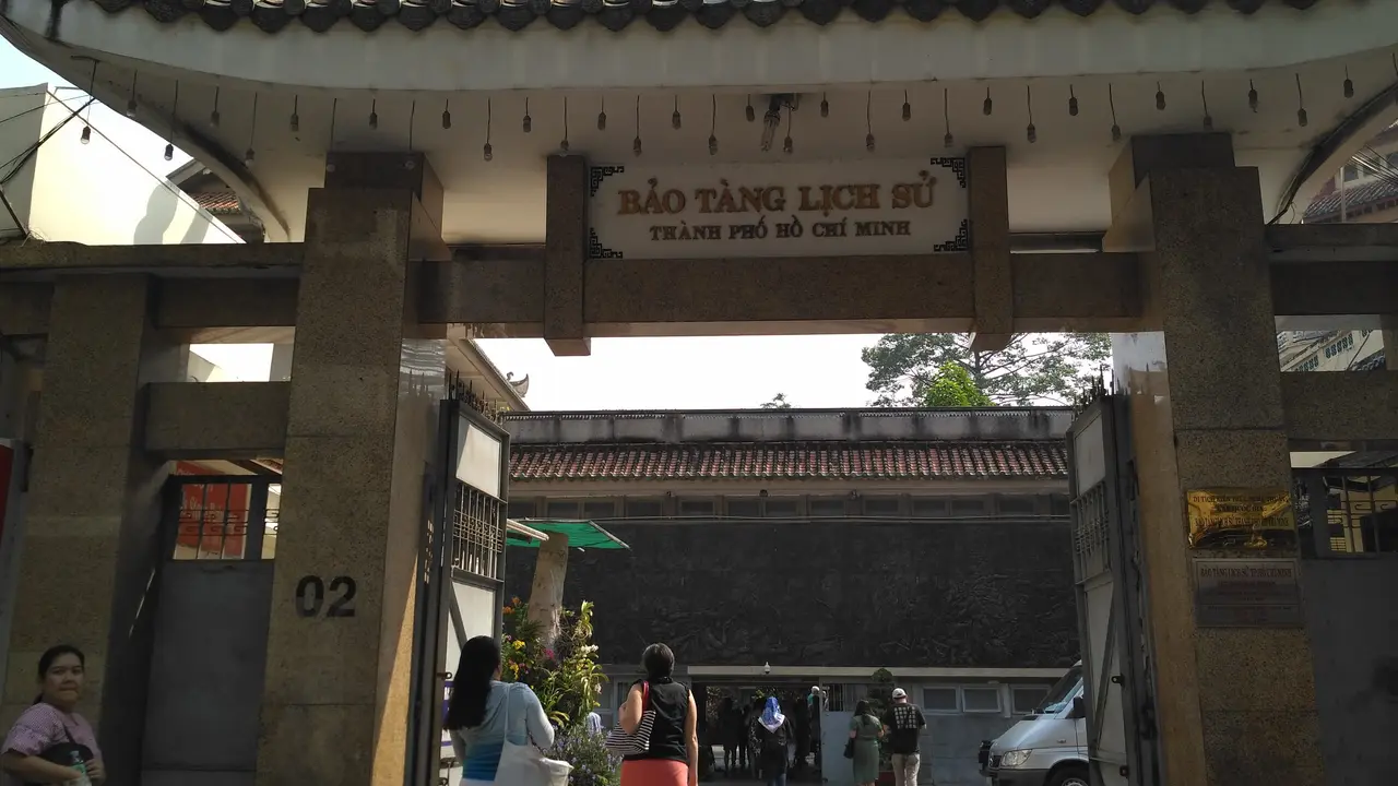 Pintu masuk Museum Sejarah Vietnam yang berada di tengah Kota Ho Chi Minh. (Liputan6.com/Luqman Rimadi)