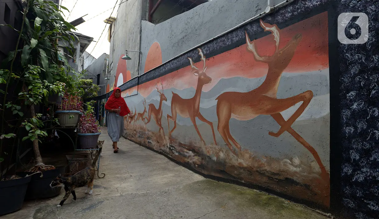 Warga berjalan dekat mural yang menghiasi tembok rumah warga RT 02/RW 07 Kampung Warna-warni, Kelurahan Pengadegan, Jakarta Selatan, Selasa (10/12/2019). Mural tersebut sebagai bentuk kesadaran warga untuk menciptakan kampung yang enak dipandang, bersih, aman, dan nyaman. (merdeka.com/Imam Buhori)