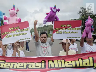Puluhan massa yang tergabung dalam Komunitas Blogger Milenial (KBM) menggelar aksi #SaveUnicorn di Jakarta, Selasa (19/2). Massa mengaku kecewa terhadap pernyataan salah satu capres terkait unicorn saat debat kedua. (Liputan6.com/Faizal Fanani)
