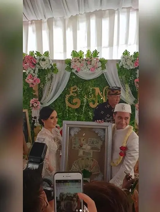 Menikahi wanita pilihannya tersebut, Eza memberikan maskawin atau mahar berupa emas seberat 15,55 Gram dan uang tunai senilai Rp 220. 718.  (Instagram/lambe_turah)
