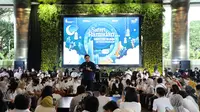 Menteri BUMN Erick Thohir (tengah) menyampaikan motivasi dan harapannya untuk  talenta masa depan Indonesia di hadapan lebih dari 1.000 karyawan milenial TelkomGroup dalam  acara Safari Ramadan Menteri BUMN 1443 H ke kawasan The Telkom Hub, Rabu (6/4).