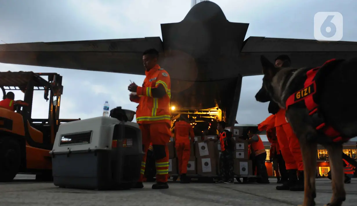 Petugas memasukkan logistik bantuan untuk korban gempa bumi Turki ke dalam pesawat Hercules C-130 TNI AU di Lanud Halim Perdanakusuma, Jakarta, Sabtu (11/2/2023). TNI Angkatan Udara menyiapkan dua pesawat yaitu jenis Boeng 737 dan pesawat Hercules C-130 yang akan mengangkut logistik dan petugas untuk membantu proses operasi SAR korban gempa di Turki. (merdeka.com/Imam Buhori)