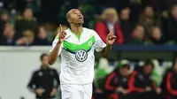 Bek VfL Wolfsburg, Naldo, merayakan gol ke gawang Manchester United pada laga Liga Champions di Volkswagen Arena, Rabu (9/12/2015) dini hari WIB. (AFP/John MacDougall)