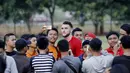 Pemain baru Persija, Marko Simic, foto bersama The Jakmania usai sesi latihan di Lapangan Sutasoma Halim, Jakarta, Jumat (29/12/2017). Striker asal Kroasia  itu dikontrak Macan Kemayoran selama dua musim ke depan.(Bola.com/M Iqbal Ichsan)