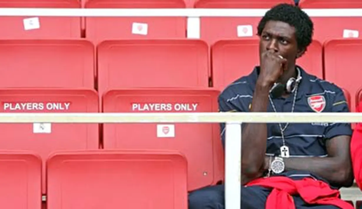 Arsenal's Emmanuel Adebayor sits on the bench before the game between Real Madrid and SV Hamburg during the Emirates Cup competition at the Emirates stadium in north London, on August 2, 2008. AFP PHOTO/CHRIS RATCLIFFE