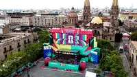 Pemandangan udara ini menunjukkan instalasi FIFA Fan Fest Guadalajara di Plaza de la Liberacion di Guadalajara, Meksiko, Selasa 9 Juni 2026, menjelang pembukaan turnamen sepak bola Piala Dunia 2026. (Ulises RUIZ/AFP)