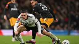 Gelandang Fulham, Joao Palhinha (kiri) berebut bola dengan gelandang Leeds United, Weston McKennie pada laga putaran kelima Piala FA 2022/2023 di Craven Cottage, London (28/2/2023). Sejak dipromosikan dari Sporting B pada awal musim 2016/2017, Joao Palhinha tercatat menjadi bagian Sporting Lisbon selama 6 musim hingga 2021/2022, di mana ia juga sempat dipinjamkan ke Belenenses (paruh musim 2016/2017) dan Braga (2018/2019 dan 2019/2020). Saat ini ia tengah menjalani musim kedua bersama Fulham. (AFP/Glyn Kirk)