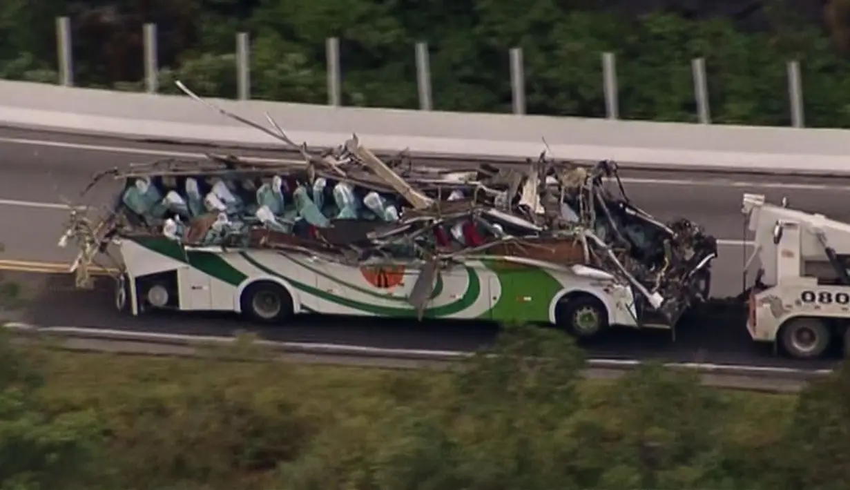 Kondisi sebuah bus usai melaju tak terkendali dan terjun bebas ke jurang di negara bagian Sao Paulo, Brasil, Kamis (9/6). Kecelakaan menewaskan 18 orang dan melukai 28 lainnya, sebagian besar dari mereka adalah anak-anak usia sekolah. (RECORD TV/AFP)