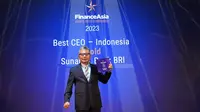 Direktur Utama BRI Sunarso saat menerima penghargaan di ajang FinanceAsia Awards 2023.
