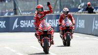 Francesco Bagnaia menjadi salah satu pembalap yang diunggulkan untuk merebut gelar juara dunia MotoGP 2022 usai menjadi runner-up pada musim lalu. Namun, dari tujuh seri yang telah digelar, ia baru mengantongi satu podium di Sirkuit Jerez. Hal itu juga merupakan kemenangan pertamanya pada musim ini. Pembalap dengan sapaan Pecco itu dominan sejak sesi kualifikasi bersama Ducati Desmosedici GP22. (AFP/Jean-Francois Monier