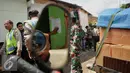 Petugas satpol PP menempel surat peringatan ke 3 di Kawasan Bukit Duri, Jakarta, Selasa (20/9). Pemkot Jaksel akan menertibkan bangunan dan permukiman di kawasan Bukit Duri yang berbatasan dengan Sungai Ciliwung. (Liputan6.com/Gempur M Surya)
