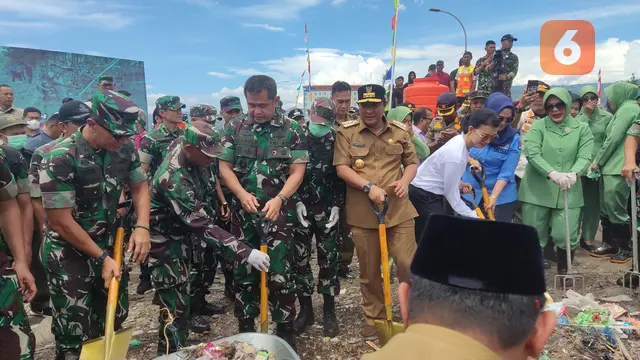Jenderal TNI Maruli Simanjuntak bersama eSeaweed bersih-bersih pantai (Liputan6.com/Fauzan)