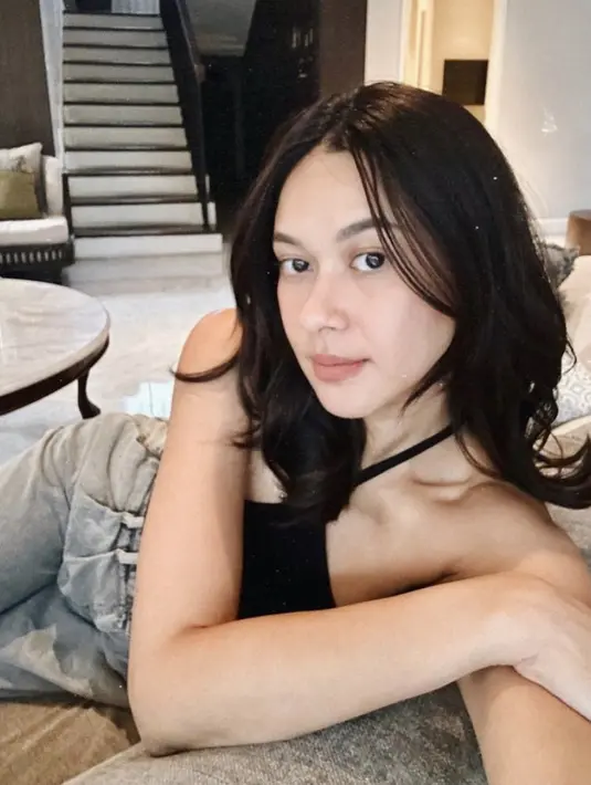 Nana juga tampil natural, terlihat hanya mengenakan lipstik nude bertekstur matte. (@nanamirdad_)