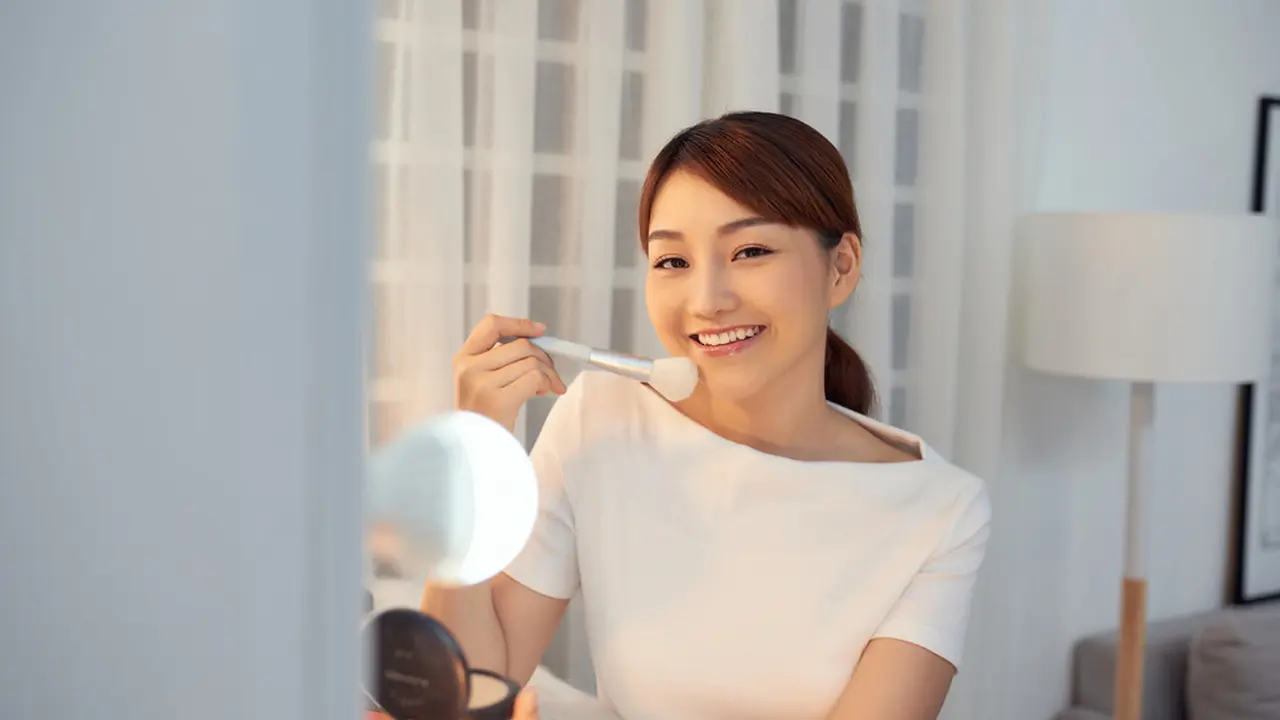 Tips Makeup Anti Pori-Pori Besar, Begini Cara Pakai Foundation yang Benar