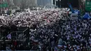 Sebelumnya, pada Jumat (3/1/2025), penyidik yang akan mengeksekusi surat perintah penangkapan terhadap Presiden Yoon Suk Yeol terlibat kebuntuan dengan unit militer di dalam kediaman presiden. (Philip FONG/AFP)