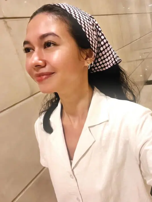 Yuki Kato juga mengenakan syal segitiga di rambutnya. Ia mengenakan syal dengan motif polkadot putih. [@yukikt]